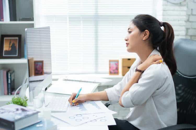 Cách khắc phục đau cổ vai gáy ở dân văn phòng - Ảnh 1